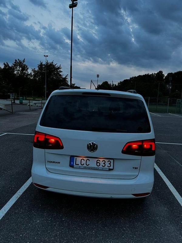 Begagnad VW Touran 140 HK (102 kW) 2011 Minibuss