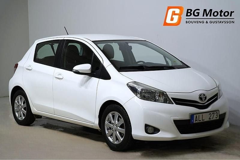 Begagnad Toyota Yaris Active 99 HK (72 kW) 2013 Vit Halvkombi