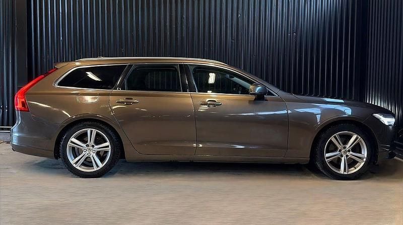 Begagnad Volvo V90 Momentum 150 HK (110 kW) 2016 Brun Kombi