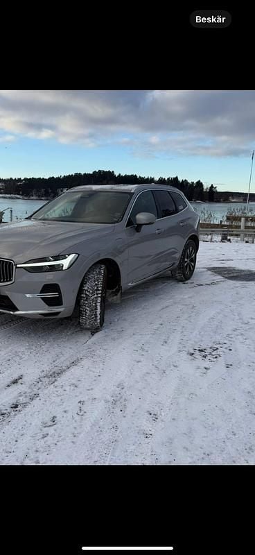 Silvermetallic i ljusa toner Begagnad 2024 Volvo XC60 Ultimate SUV | 535 000 kr (Marknadspris) - Bild 1/4