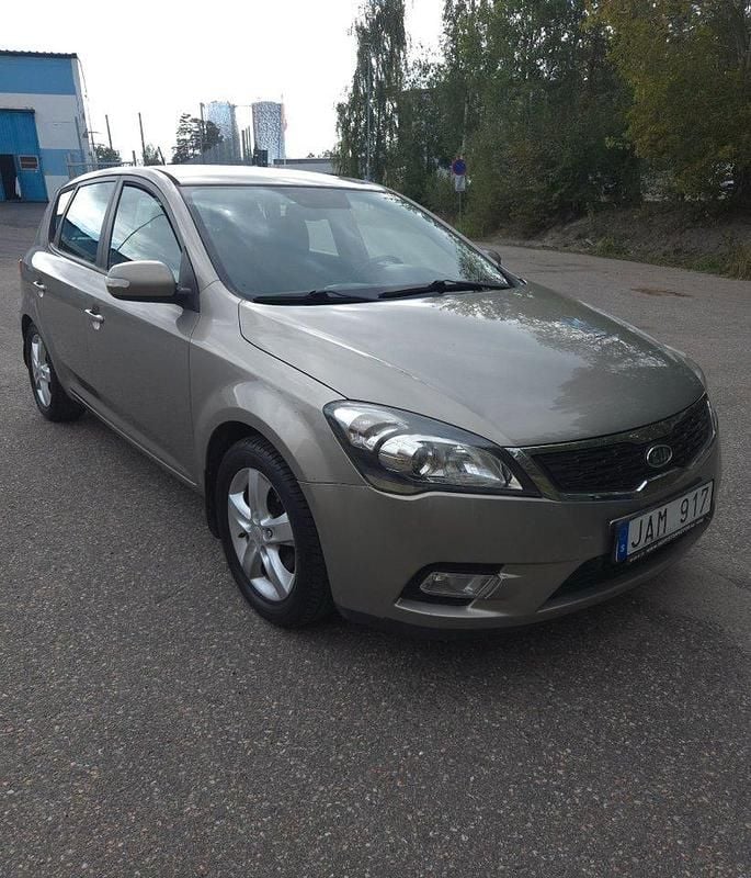 Silver (silvermetalic ) Begagnad 2011 Kia Ceed Halvkombi | 39 900 kr (Bra pris) - Bild 1/4