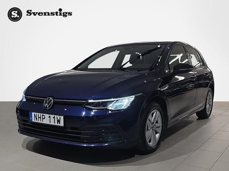 Blå Begagnad 2022 VW Golf VIII Sedan | 228 800 kr (Marknadspris) - Bild 1/4