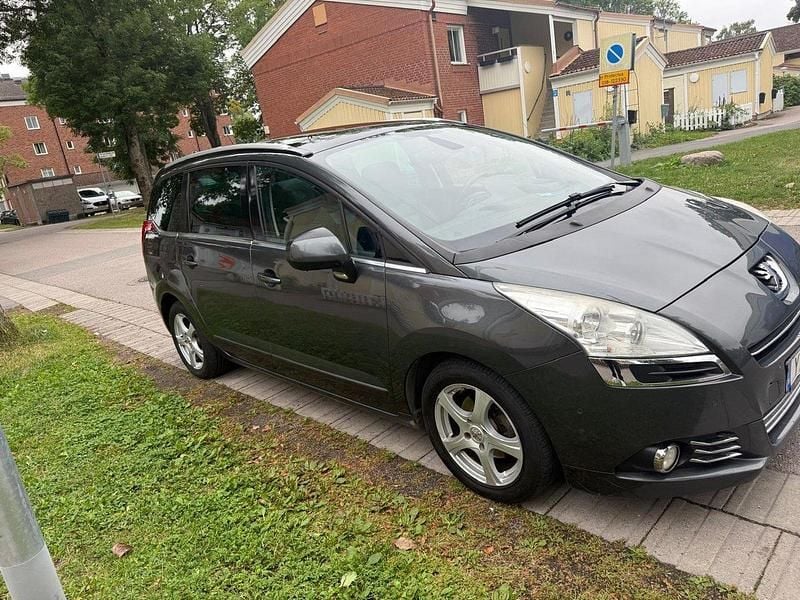 Grå Begagnad 2013 Peugeot 5008 Minibuss | 45 000 kr (Superpris) - Bild 1/4