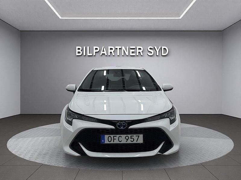 Vit Begagnad 2021 Toyota Corolla Hybrid Active Halvkombi | 164 900 kr - Bild 1/4
