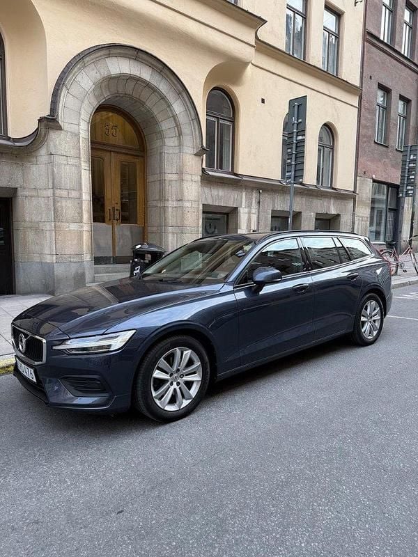 Blå Begagnad 2020 Volvo V60 Momentum Kombi | 248 700 kr (Bra pris) - Bild 1/4