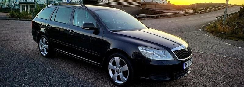 Svart Begagnad 2011 Skoda Octavia Ambiente Kombi | 59 900 kr (Marknadspris) - Bild 1/4