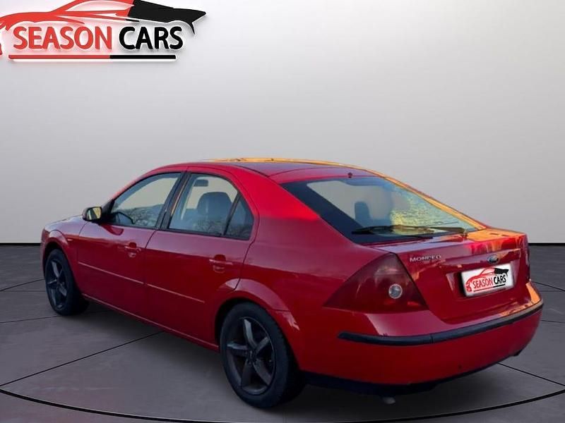 Begagnad Ford Mondeo 146 HK (107 kW) 2002 Röd Halvkombi
