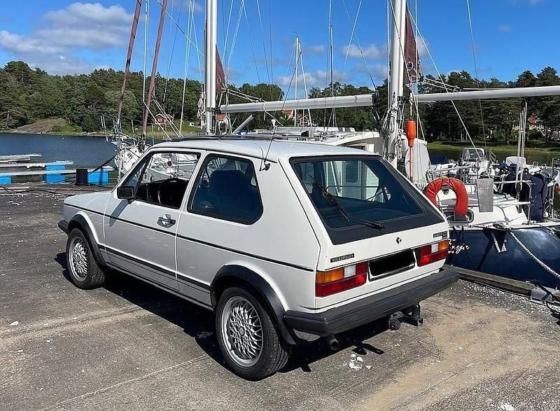 Begagnad VW Golf II GTI 112 HK (82 kW) 1983 Vit Halvkombi