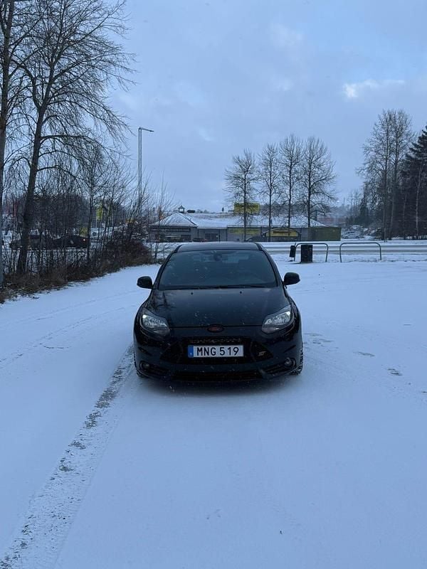 Begagnad 2014 Ford Focus ST Halvkombi | 120 000 kr - Bild 1/4
