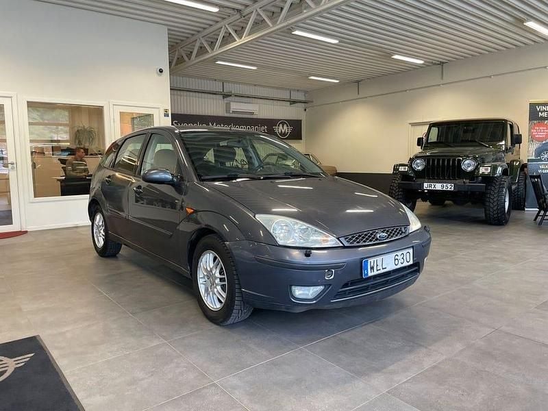 Grå Begagnad 2004 Ford Focus Ghia Halvkombi | 19 900 kr (Marknadspris) - Bild 1/4