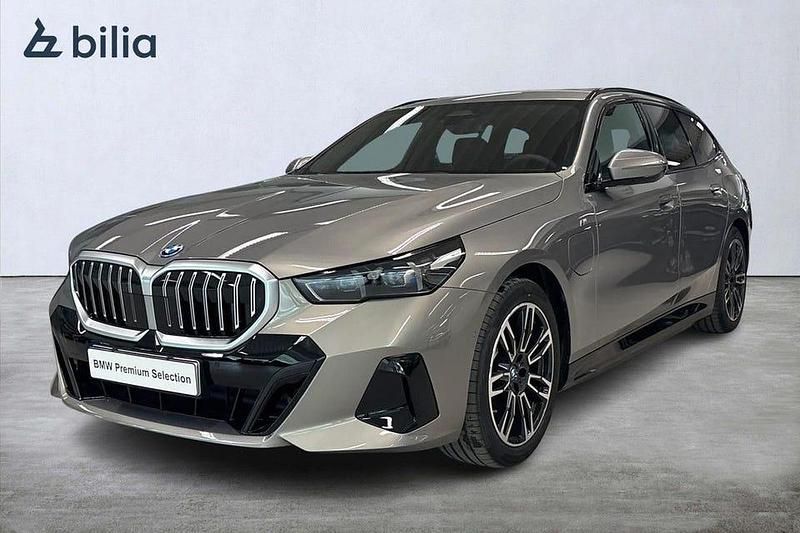 Oxide grey Begagnad 2025 BMW 530 M Sport Kombi | 659 900 kr - Bild 1/4