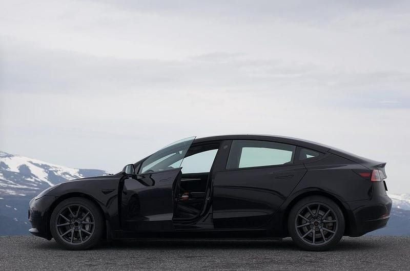 Begagnad 2022 Tesla Model 3 Standard Range Sedan | 155 000 kr (Marknadspris) - Bild 1/4