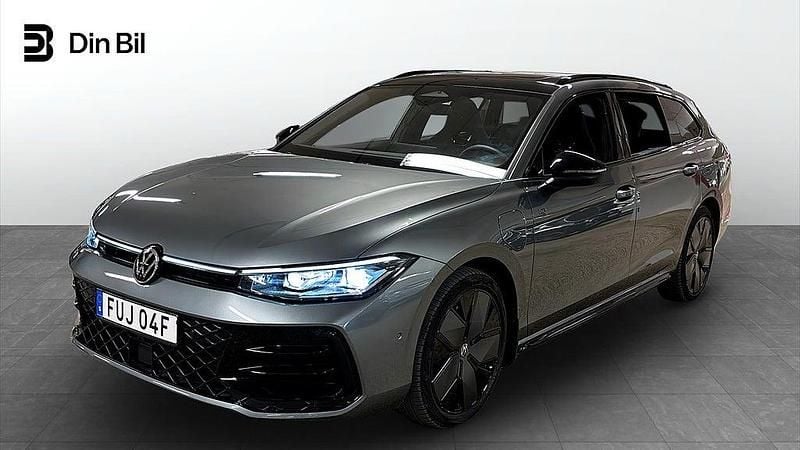 Diabase grey metallic gre Begagnad 2025 VW Passat R-line Kombi | 574 800 kr - Bild 1/4