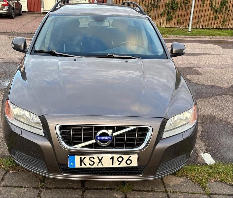 Grå Begagnad 2011 Volvo V70 Kinetic Kombi | 80 000 kr (Marknadspris) - Bild 1/4