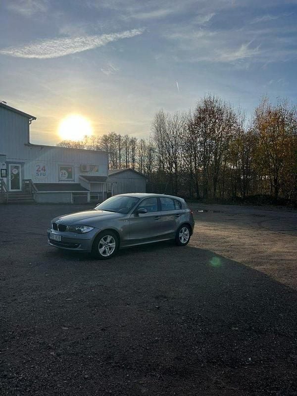 Grå Begagnad 2009 BMW 116 Advantage Halvkombi | 37 000 kr (Superpris) - Bild 1/2