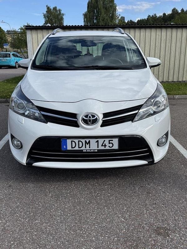 Vit Begagnad 2016 Toyota Verso Multidrive S Minibuss | 148 000 kr (Marknadspris) - Bild 1/4