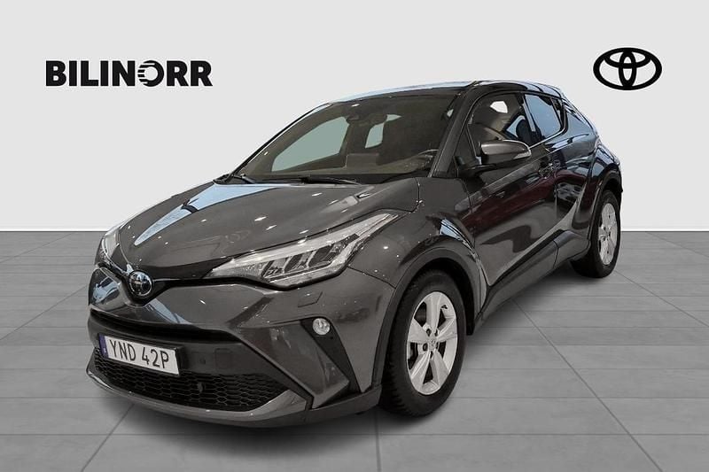 Mörkgrå (grå) Begagnad 2022 Toyota C-HR+ Edition SUV | 279 900 kr (Marknadspris) - Bild 1/4