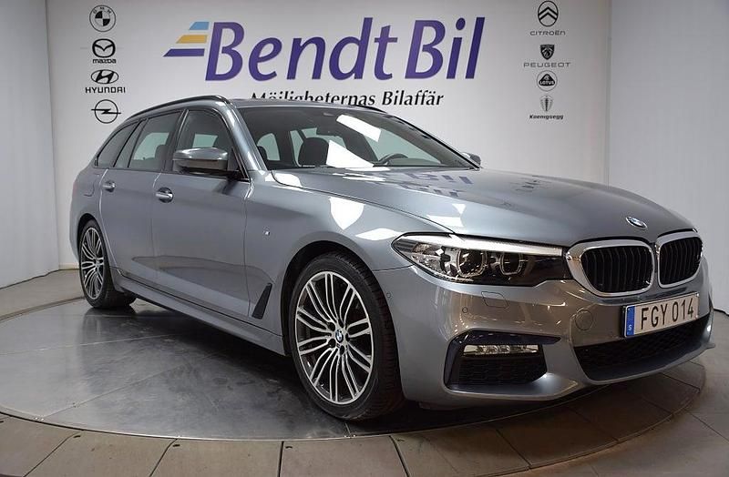 Blå Begagnad 2018 BMW 520 M Sport Kombi | 319 500 kr (Marknadspris) - Bild 1/3