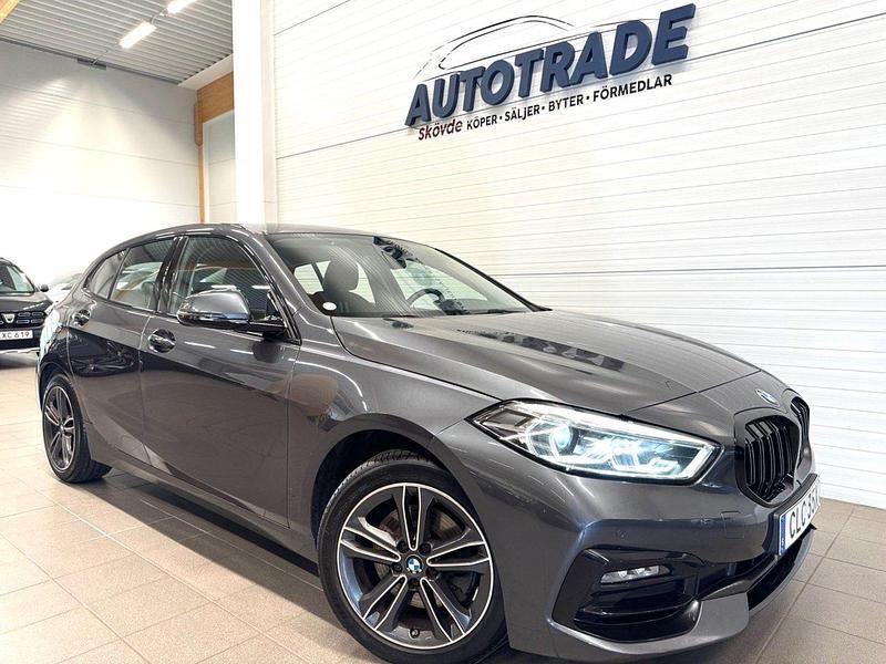 Grå Begagnad 2020 BMW 118 Sport Line Halvkombi | 224 900 kr (Marknadspris) - Bild 1/4