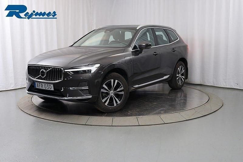 Grå (platinum grey metallic) Begagnad 2024 Volvo XC60 Core SUV | 519 900 kr (Marknadspris) - Bild 1/4