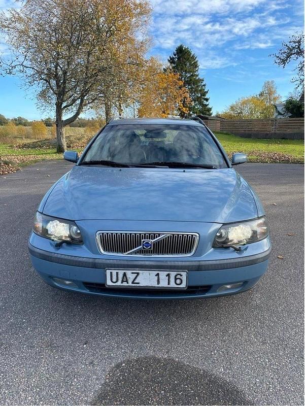 Blå Begagnad 2004 Volvo V70 Business Edition Kombi | 24 900 kr (Marknadspris) - Bild 1/4