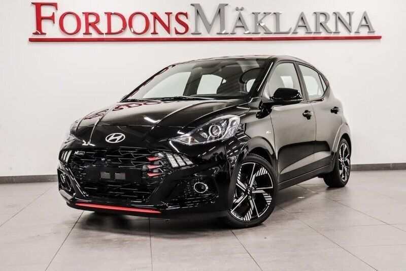 Svart (phantom black) Ny 2025 Hyundai i10 N Line Halvkombi | 2 695 kr - Bild 1/4