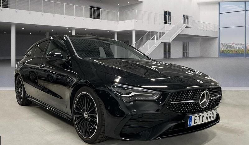 Svart Begagnad 2025 Mercedes CLA200 Shooting Brake AMG Kombi | 378 500 kr (Bra pris) - Bild 1/4