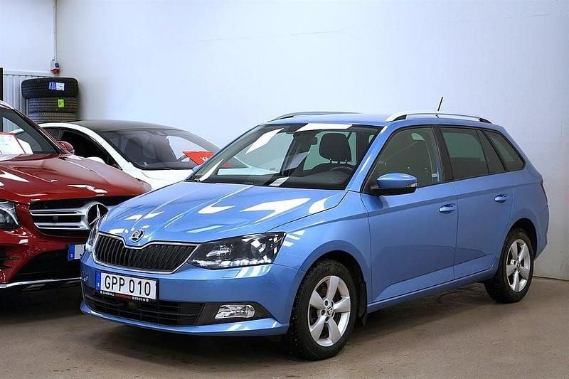 Blåmetallic Begagnad 2015 Skoda Fabia Elegance Kombi | 129 900 kr (Marknadspris) - Bild 1/4