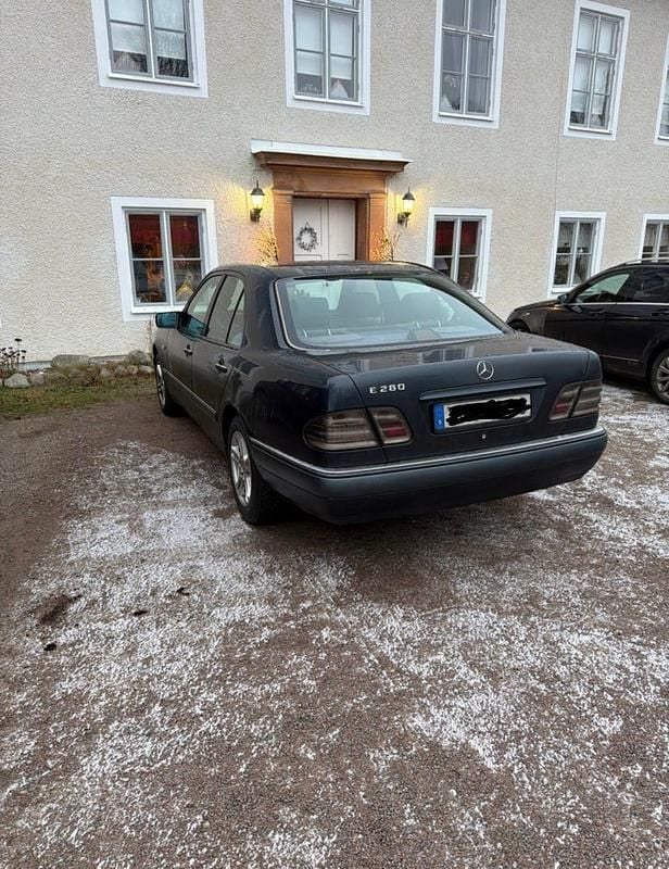 Green black metallic Begagnad 1998 Mercedes E280 Sedan | 38 000 kr - Bild 1/4