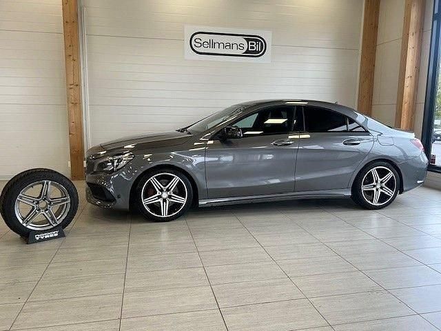 Mörkgrå Begagnad 2016 Mercedes CLA250 Sport Edition Sedan | 229 000 kr (Marknadspris) - Bild 1/4