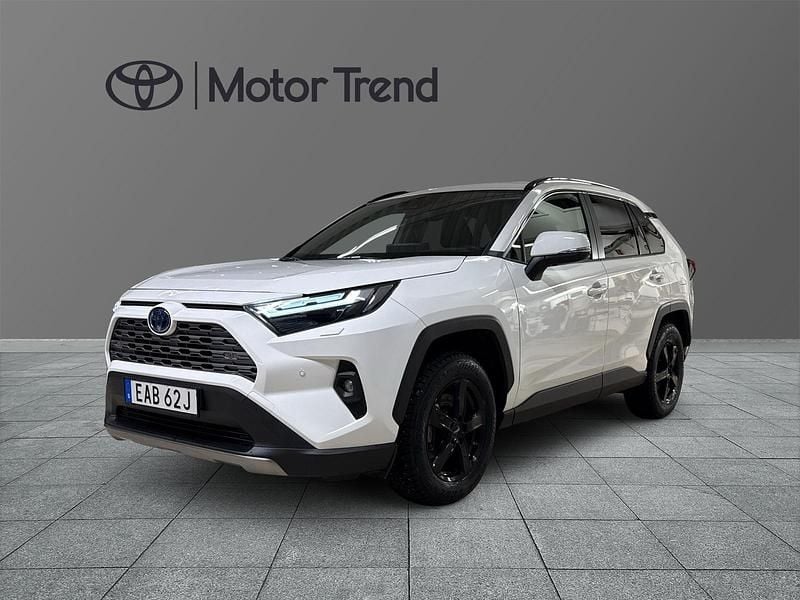 Vit Begagnad 2024 Toyota RAV4 Hybrid SUV | 419 000 kr (Superpris) - Bild 1/3