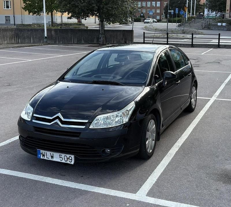 Svart Begagnad 2004 Citroën C4 Halvkombi | 19 000 kr (Bra pris) - Bild 1/4