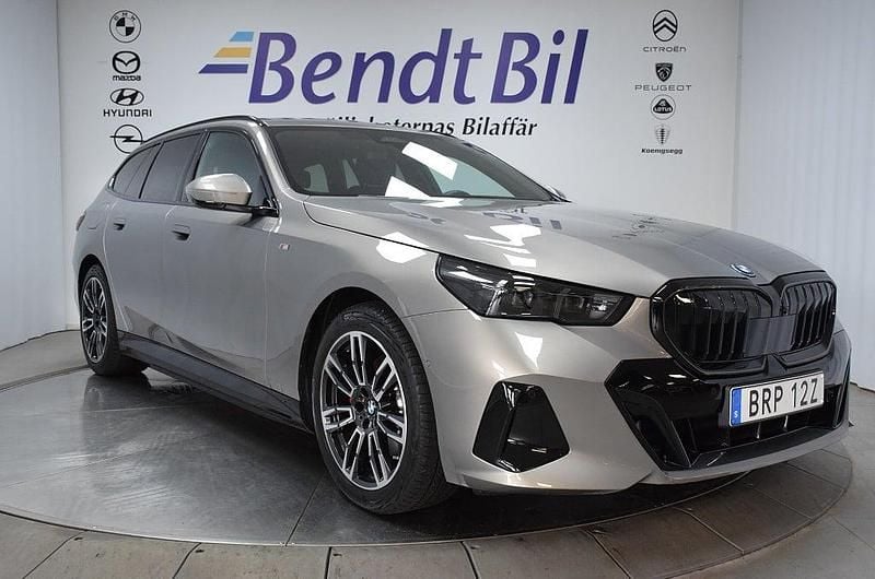 Oxide grey metallic Begagnad 2025 BMW 530e M Sport Kombi | 664 500 kr (Marknadspris) - Bild 1/4