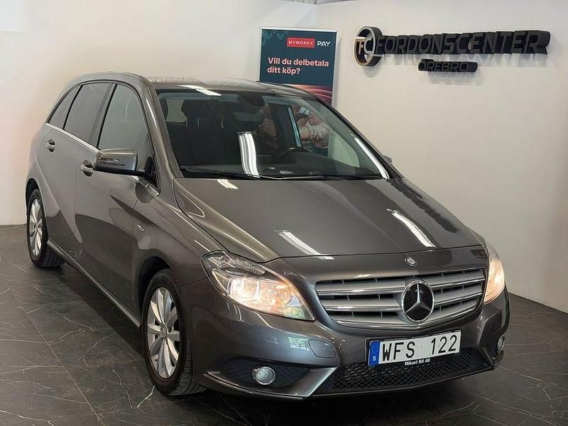 Mörkgrå Begagnad 2012 Mercedes B180 Minibuss | 64 900 kr (Marknadspris) - Bild 1/4