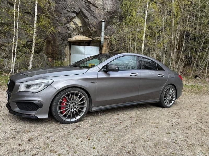 Grå Begagnad 2016 Mercedes CLA45 AMG AMG Sportkupé | 189 000 kr (Marknadspris) - Bild 1/4