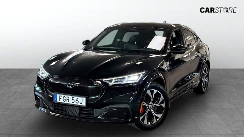 Svart (black) Begagnad 2022 Ford Mustang Mach-E Standard Range SUV | 339 900 kr (Superpris) - Bild 1/4