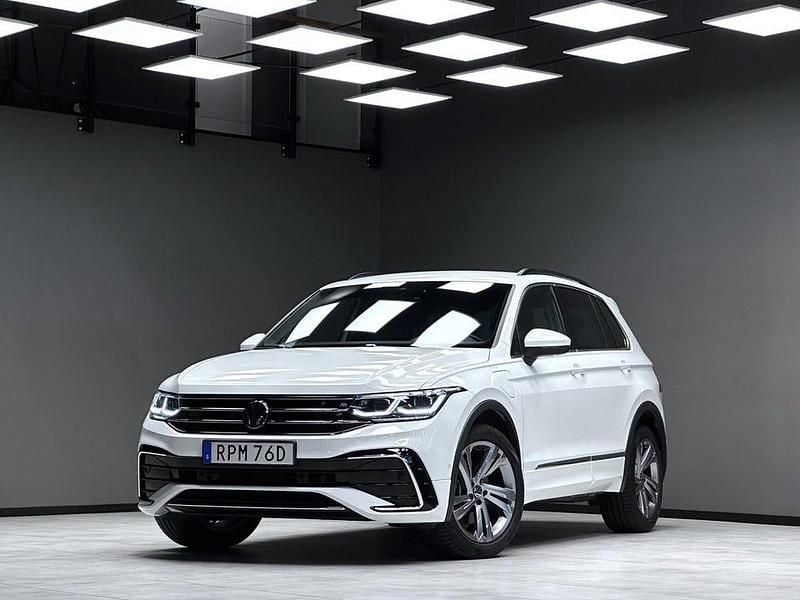 Vit Begagnad 2023 VW Tiguan R-line SUV | 379 900 kr (Marknadspris) - Bild 1/3