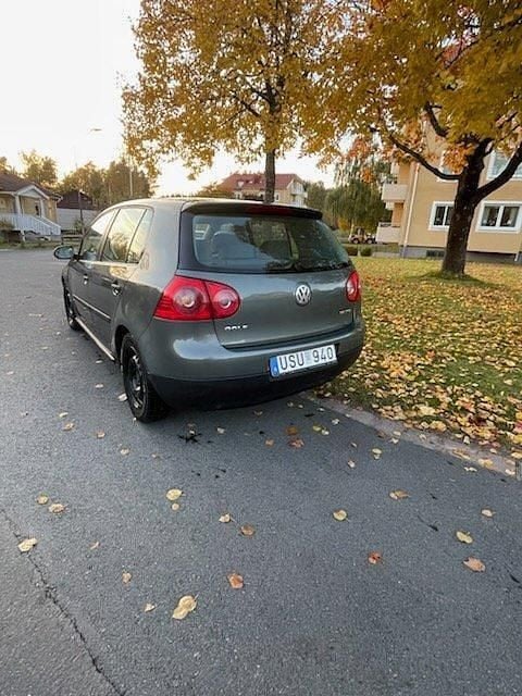 Grön Begagnad 2004 VW Golf IV Trendline Halvkombi | 5 000 kr (Superpris) - Bild 1/4