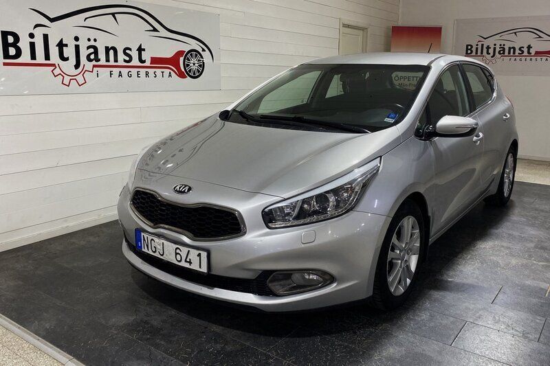 Grå Begagnad 2012 Kia Ceed Comfort Halvkombi | 44 900 kr (Marknadspris) - Bild 1/4