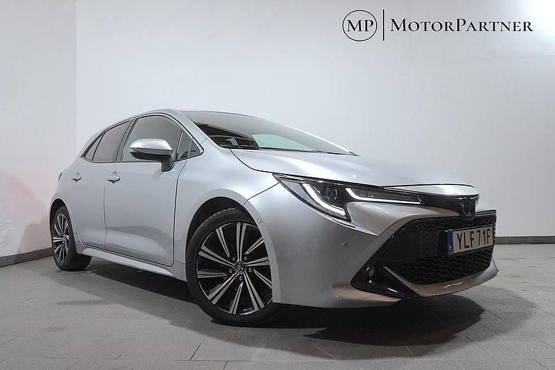 Silver Begagnad 2022 Toyota Corolla Hybrid Style Halvkombi | 189 900 kr (Bra pris) - Bild 1/4