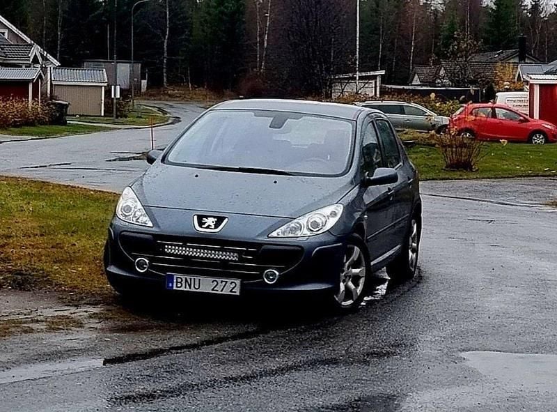 Grå Begagnad 2008 Peugeot 307 Halvkombi | 27 000 kr (Lite dyr) - Bild 1/4
