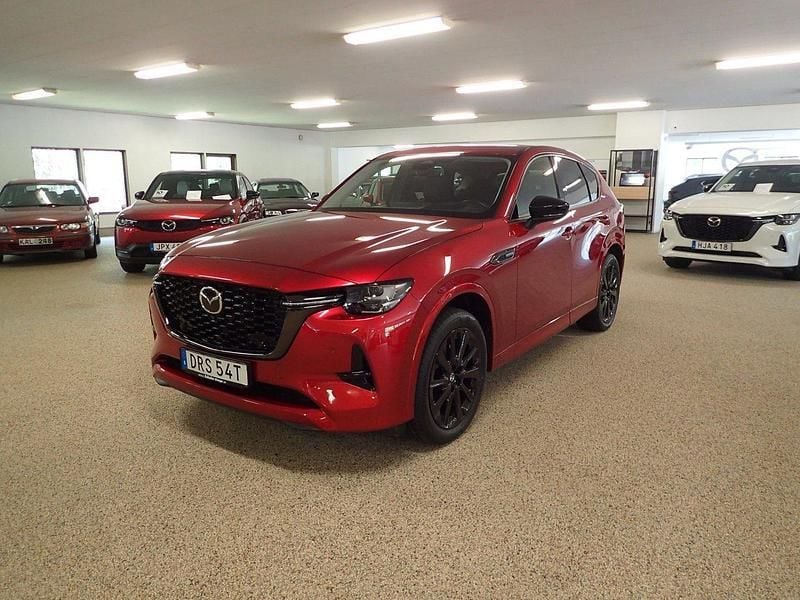 Röd (soul red mica metallic) Begagnad 2022 Mazda CX-60 Homura-Line SUV | 427 000 kr (Marknadspris) - Bild 1/4