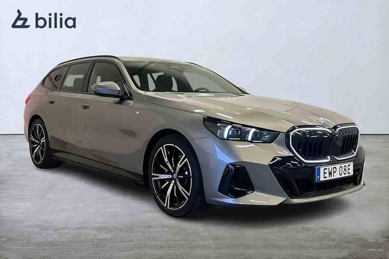 Grå Begagnad 2025 BMW 530e Kombi | 699 000 kr - Bild 1/1