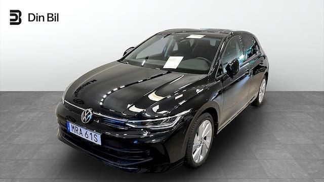 Svart (grenadilla black metallic) Begagnad 2024 VW Golf VIII Life Halvkombi | 299 900 kr (Bra pris) - Bild 1/4