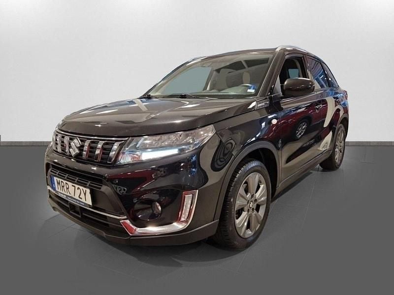 Svart Begagnad 2020 Suzuki Vitara SUV | 199 000 kr (Marknadspris) - Bild 1/4