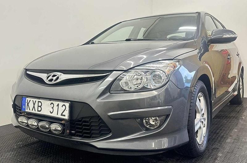 Grå Begagnad 2010 Hyundai i30 Halvkombi | 44 900 kr (Marknadspris) - Bild 1/3