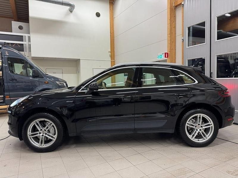 Svart Begagnad 2017 Porsche Macan S SUV | 299 800 kr (Marknadspris) - Bild 1/4