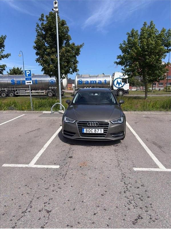Grå Begagnad 2014 Audi A3 Sportback Attraction Halvkombi | 94 900 kr (Marknadspris) - Bild 1/4