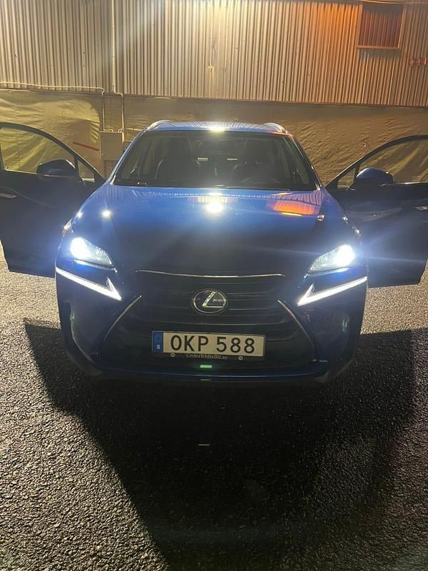 Begagnad 2017 Lexus NX300h SUV | 197 900 kr (Marknadspris) - Bild 1/4