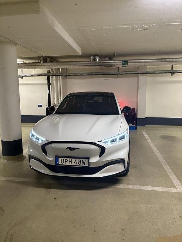 Vit Begagnad 2021 Ford Mustang Mach-E SUV | 319 000 kr (Superpris) - Bild 1/3